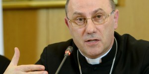 Abp Wojciech Polak deklaruje przyjęcie uchodźców w Pałacu Prymasowskim. &#8222;Musimy być gotowi świadczyć pomoc przez lata&#8221;