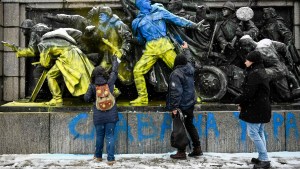 Ukraińcy maluja pomnik sowieckich żołnierzy