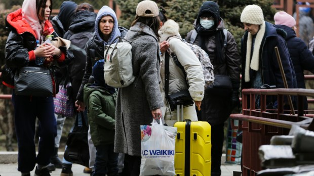 Rodziny uchodźców przybywają do Polski