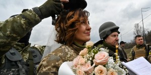 Zamiast koron – hełmy nad głową. Ślub w czasie wojny [GALERIA]