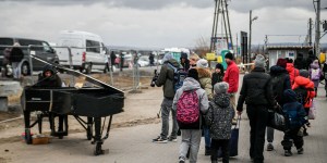 &#8222;Chcę przywitać uchodźców&#8221;. Jedzie kilkanaście godzin, by grać na przejściach granicznych. Ukraińcy płaczą&#8230;