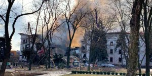 Przed wejściem napisali &#8222;DZIECI&#8221;. Tysiąc cywili zbombardowanych przez Rosjan w teatrze w Mariupolu