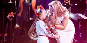 Pamiętasz dziewczynkę śpiewającą w schronie „Mam tę moc”? Posłuchaj, jak śpiewa hymn Ukrainy podczas koncertu w Polsce!