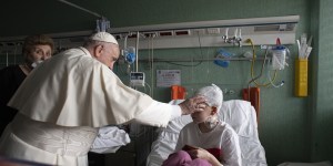 Papież Franciszek odwiedził ukraińskie dzieci w szpitalu