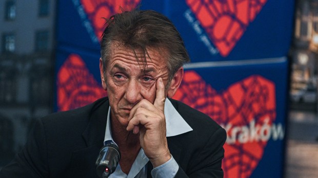 Sean-Penn-signs-a-contract-with-Krakow-authorities-to-help-refugees-AFP