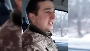 Żołnierz ukraiński śpiewa o wojnie