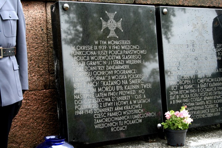 02-Ostaszków-tablica-upamiętniająca-policjantów-fot-archiwum-Ordynariatu-Polowego.jpg