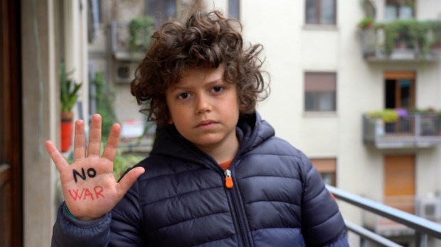 Chłopiec protestujący przeciw wojnie