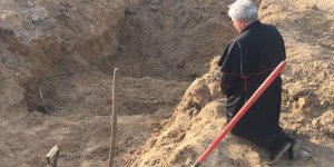 Kard. Krajewski modlił się nad zbiorową mogiłą w Borodziance. „Brakuje łez, brakuje słów”