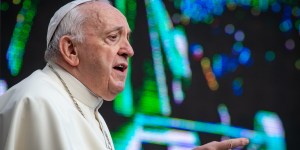 „Przez sześć miesięcy nikogo nie widziała”. Papież opowiada pouczającą historię o starości