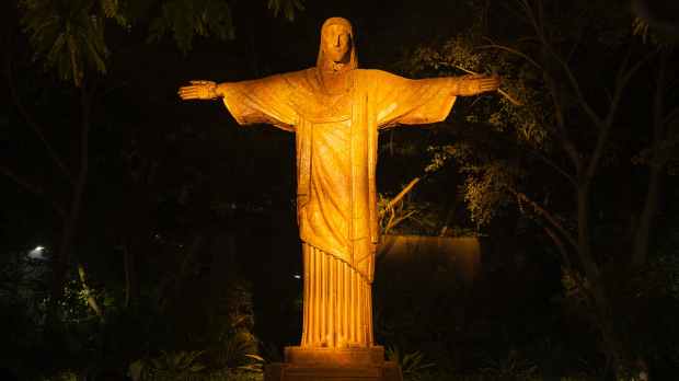 a statue of jesus christ