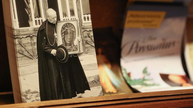 ulotki w kościele w Choszczówce - miejscu wypoczynku kard. Wyszyńskiego
