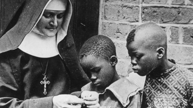 siostra zakonna z podopiecznymi na misjach w Afryce