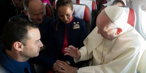 „Czekamy na kolację z papieżem”. Jak potoczyło się życie pary, której Franciszek udzielił ślubu w samolocie?