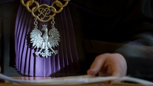 łańcuch sędziowski na todze sędziego