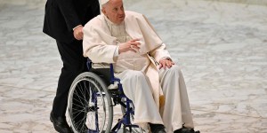 Papież Franciszek na wózku inwalidzkim. Bolesna kontuzja Ojca Świętego