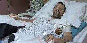 Pierwszy w historii człowiek, któremu przeszczepiono obie ręce. Wreszcie może przytulić swoje dzieci&#8230;