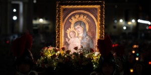 Matka Kościoła i tysiące świec. Zobacz przepiękną modlitwę na placu św. Piotra [GALERIA]