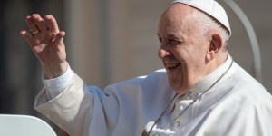 „Pełna pasji starsza kobieta, która wypełnia czas darami”. Papież daje przepis na piękną starość