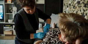 „Bardzo przeżyłam odchodzenie pierwszego pacjenta”. Świadectwa z hospicjum domowego