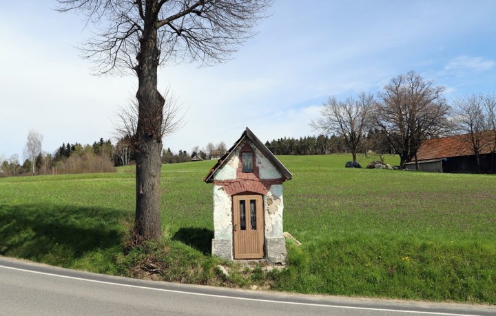Kapliczka przydrożna we wsi Wysokie w Małopolsce