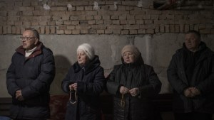 Mieszkańcy Ukrainy modlą się w schronie