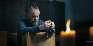 „Nienawidzę siebie, więc choć Ty mnie kochaj” – szlochałem. A Jezus w Najświętszym Sakramencie otulał mnie płaszczem