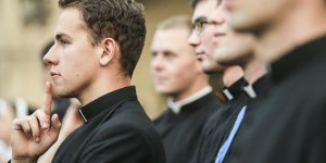 Młody ksiądz zalany hejtem: Tych księży przestępców my tak samo nienawidzimy jak i wy