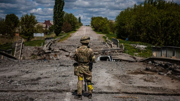 Droga prowadząca do granicy ukraińsko-rosyjskiej we wsi Ruska Łozowa pod Charkowem