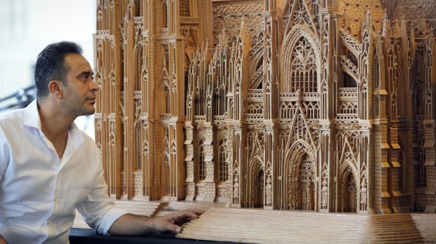 Fadel Alkhudr z drewnianym modelem katedry w Kolonii