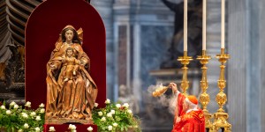 Porzućmy polemiki, strzeżmy komunii, zachwycajmy się pięknem liturgii! Nowy list apostolski Franciszka