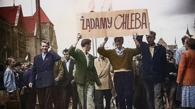 protestujący robotnicy w czerwcu 1956 r.