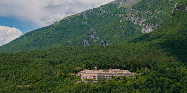 [GALERIA] Majestatyczny klasztor wyłania się z zieleni stuletniego lasu. Poznaj to magiczne miejsce!