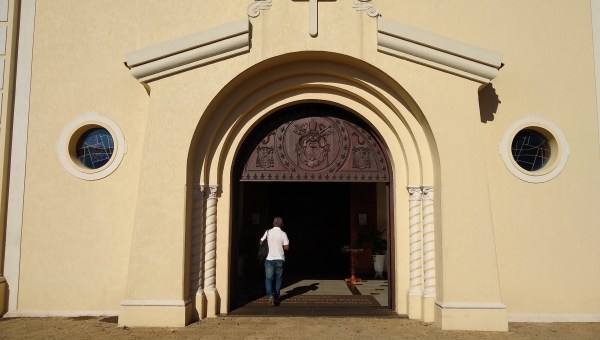 mężczyzna wchodzi do kościoła