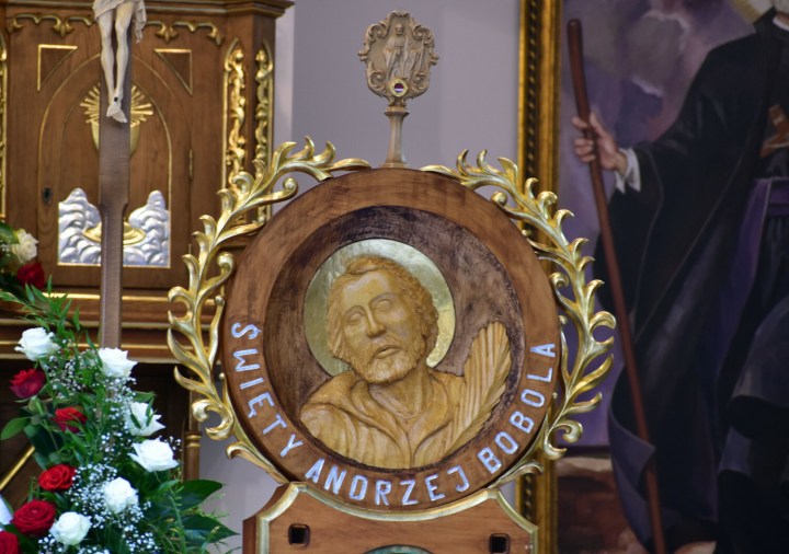 ołtarz w parafii w Strachocinie z relikwiami św. Andrzeja Boboli