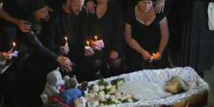 „Zło nie może zwyciężyć”. Ksiądz wybuchnął płaczem na pogrzebie 4-latki z Winnicy
