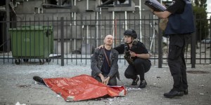 Przez dwie godziny modlił się nad zabitym synem. Poruszające zdjęcia z Charkowa obiegają świat