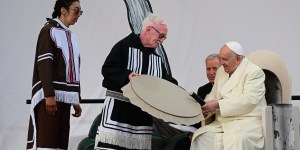 Stuła z foczej skóry i inuicki bęben. Zakończenie pokutnej pielgrzymki do Kanady