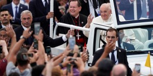 Po chłodnym powitaniu w Edmonton tłumy witały Franciszka w Québecu