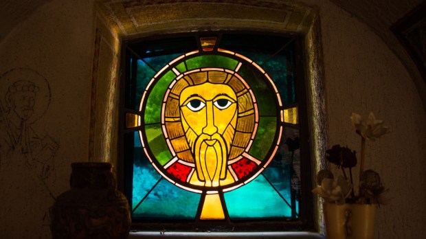 witraż z głową Chrystusa na zamku Berwartstein w Niemczech