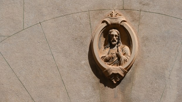 Jezus płaskorzeźba na fasadzie domu ns Majorce