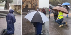 Męski różaniec w Sydney w strugach deszczu. „Cudownie widzieć taką wiarę!” [wideo]