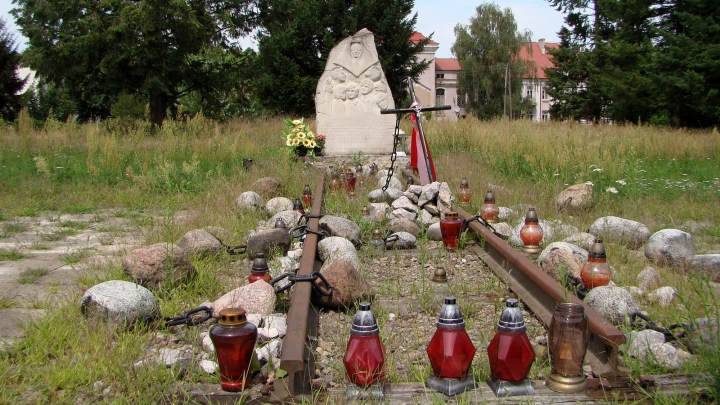 Turkowice - pomnik siostry Longiny Trudzińskiej i jej podopiecznych