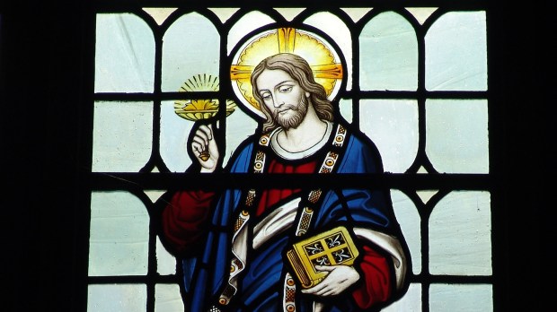wizerunek Jezusa na witrażu z podpisem: Ja jestem światłością świata