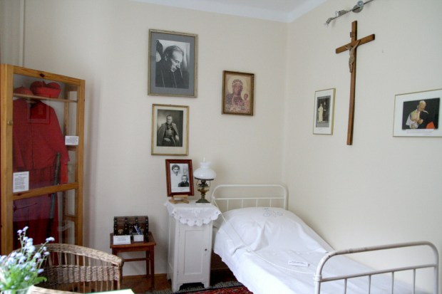 Pokój kard. Stefana Wyszyńskiego w klasztorze sióstr nazaretanek w Komańczy (widok współczesny)