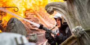 „Notre-Dame płonie”. Wstrząsający i pełen emocji film Jean-Jacquesa Annauda wkrótce w kinach!