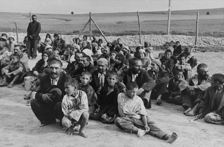 Romowie zgromadzeni w obozie pracy przymusowej w Bełżcu