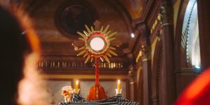 „Ranisz mnie swoją obojętnością”. Chrystus jest obecny w Eucharystii: uwierz w to!
