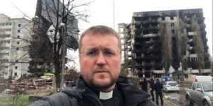 Ksiądz niosący pomoc: „Kiedy dotarliśmy do Borodzianki, wyglądało to jak wejście do piekła”