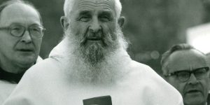 „Irena, to ty jeszcze żyjesz?”: ojciec Piotr Rostworowski w anegdotach